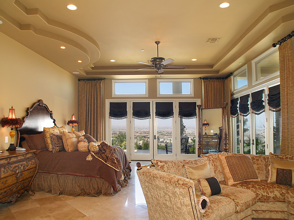 ラスベガスにある巨大な地中海スタイルのおしゃれな主寝室 (ベージュの壁、レンガの床、ベージュの床、三角天井) のレイアウト