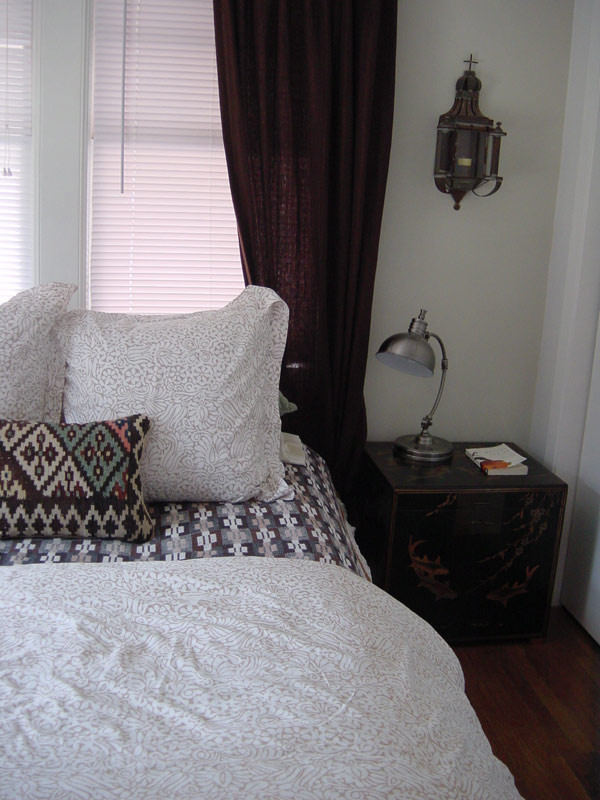 Foto di una piccola camera matrimoniale stile shabby con pareti bianche e pavimento in legno massello medio