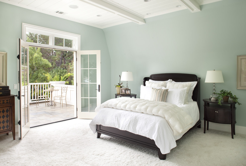 Источник вдохновения для домашнего уюта: хозяйская спальня в классическом стиле с синими стенами и ковровым покрытием