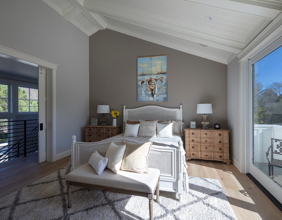 Diseño de dormitorio principal de estilo de casa de campo pequeño con paredes grises, suelo de madera clara y suelo gris