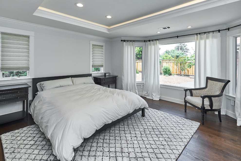 Стильный дизайн: хозяйская спальня среднего размера в стиле неоклассика (современная классика) с серыми стенами, темным паркетным полом и коричневым полом - последний тренд