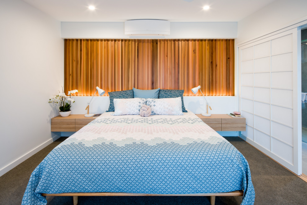 Стильный дизайн: хозяйская спальня среднего размера в современном стиле с белыми стенами, ковровым покрытием и коричневым полом - последний тренд