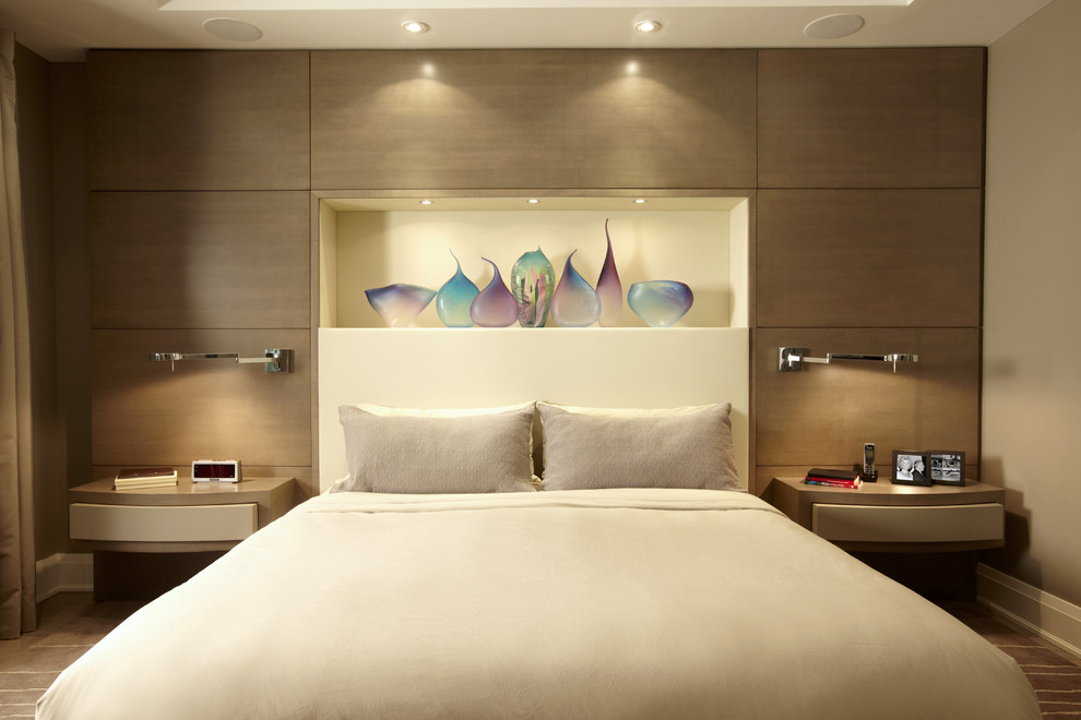Modelo de dormitorio principal minimalista de tamaño medio con paredes beige, suelo de madera clara y suelo beige