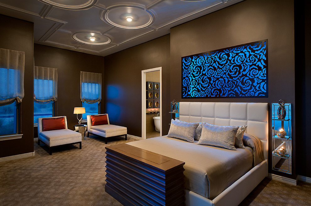 Inspiration pour une chambre avec moquette design avec un mur marron.