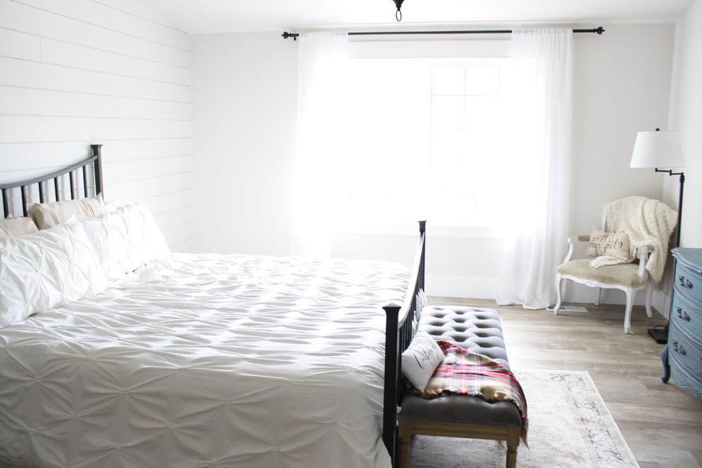 Foto de dormitorio principal campestre grande con paredes blancas y suelo vinílico