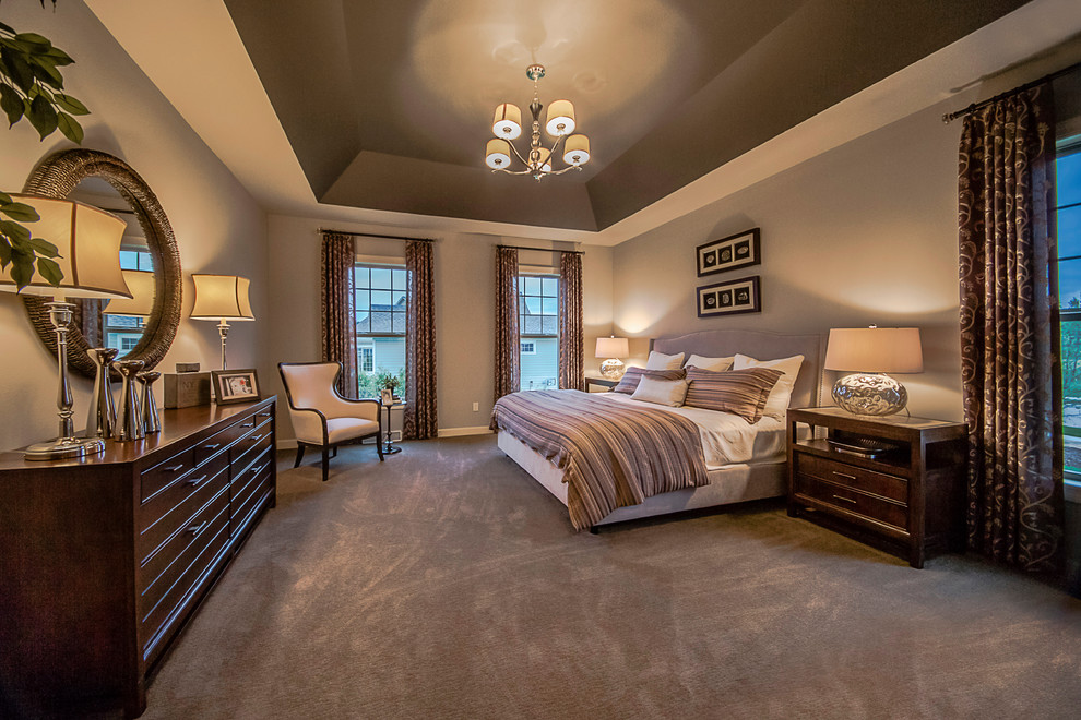 Modelo de dormitorio principal clásico renovado grande con paredes grises y moqueta