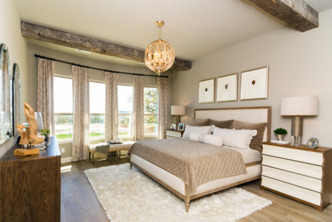 Modelo de dormitorio principal clásico renovado grande con paredes grises y suelo de madera clara