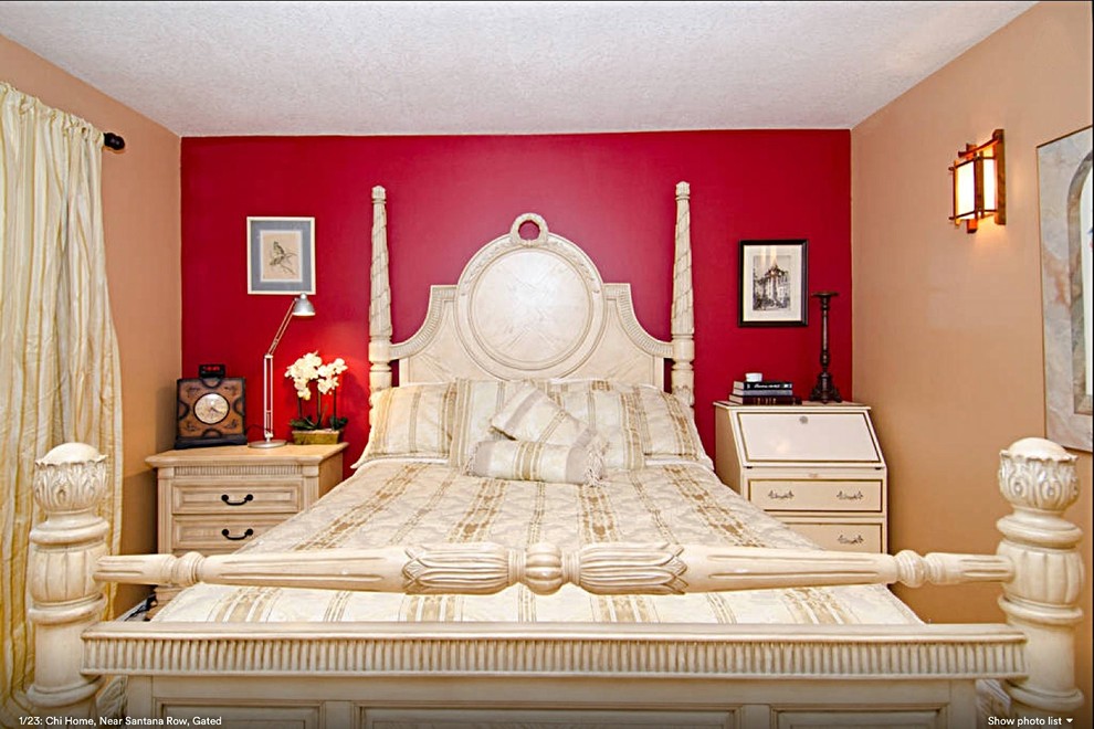 Идея дизайна: маленькая хозяйская спальня в восточном стиле с красными стенами и светлым паркетным полом для на участке и в саду
