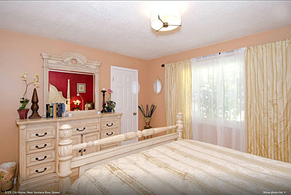 Idee per una piccola camera matrimoniale classica con parquet chiaro e pareti beige