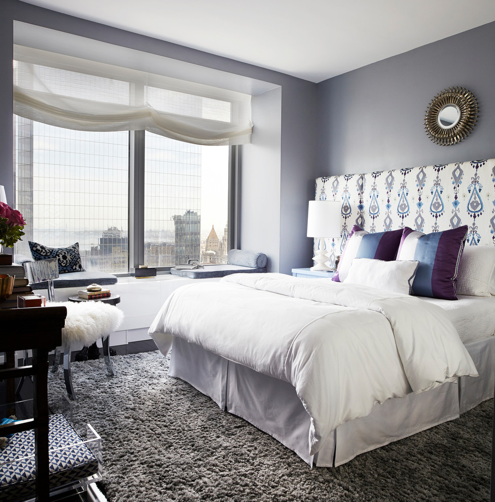 На фото: хозяйская спальня среднего размера: освещение в современном стиле с серыми стенами, темным паркетным полом и коричневым полом без камина с