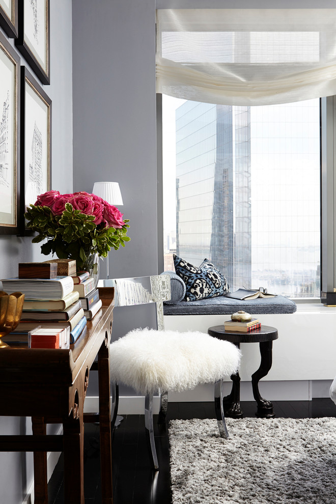 Mittelgroßes Modernes Hauptschlafzimmer ohne Kamin mit grauer Wandfarbe, dunklem Holzboden und braunem Boden in New York