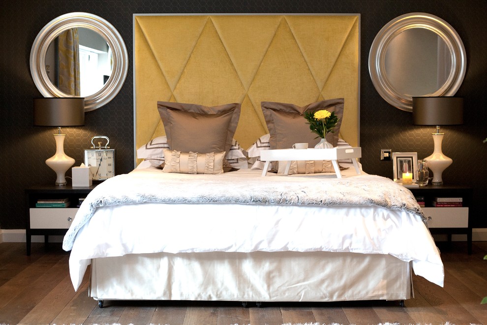 Imagen de dormitorio principal contemporáneo grande sin chimenea con paredes beige y suelo de madera en tonos medios
