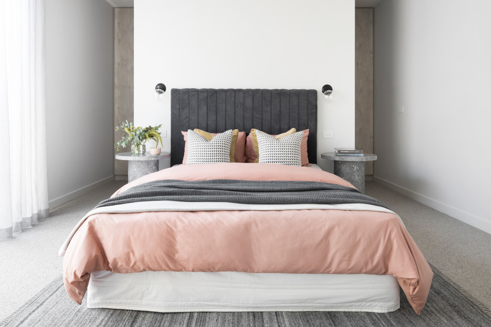 Идея дизайна: хозяйская спальня среднего размера в современном стиле с белыми стенами, ковровым покрытием и серым полом