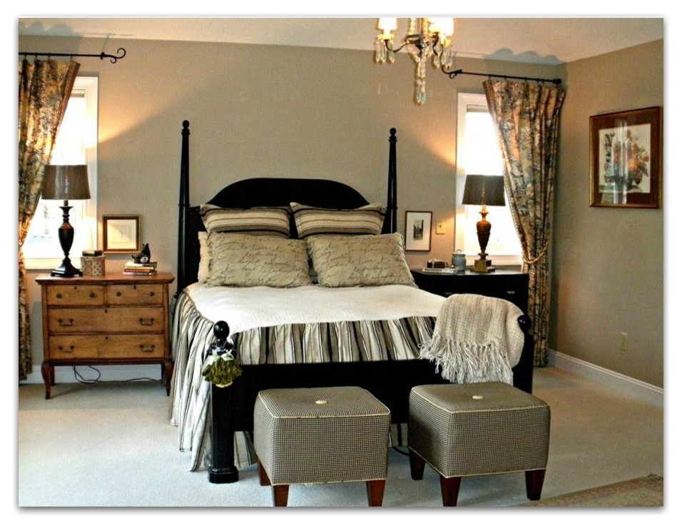 Свежая идея для дизайна: хозяйская спальня среднего размера в классическом стиле с коричневыми стенами и ковровым покрытием - отличное фото интерьера