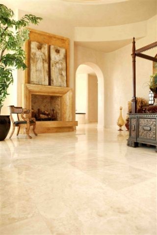 Geräumiges Mediterranes Hauptschlafzimmer mit beiger Wandfarbe, Kamin und Kaminumrandung aus Stein in Phoenix