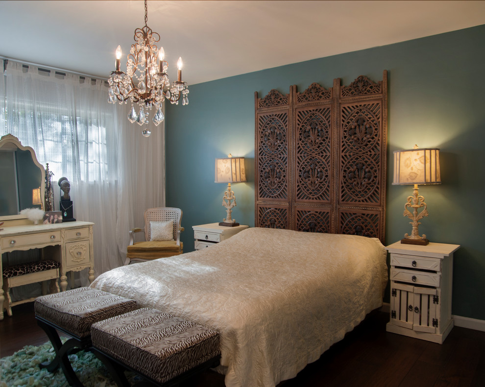 Diseño de dormitorio principal bohemio de tamaño medio sin chimenea con paredes azules y suelo de madera oscura