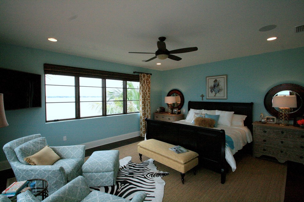 Ejemplo de dormitorio principal tradicional de tamaño medio sin chimenea con paredes azules, suelo de madera oscura y suelo marrón
