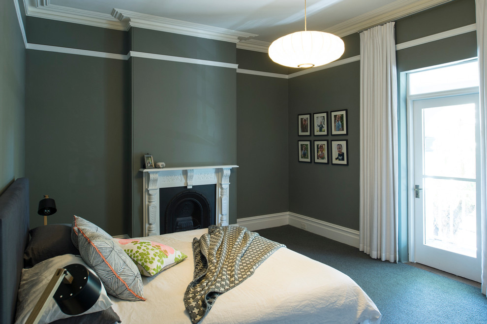 Foto de dormitorio principal tradicional de tamaño medio con paredes grises, moqueta, todas las chimeneas y marco de chimenea de madera