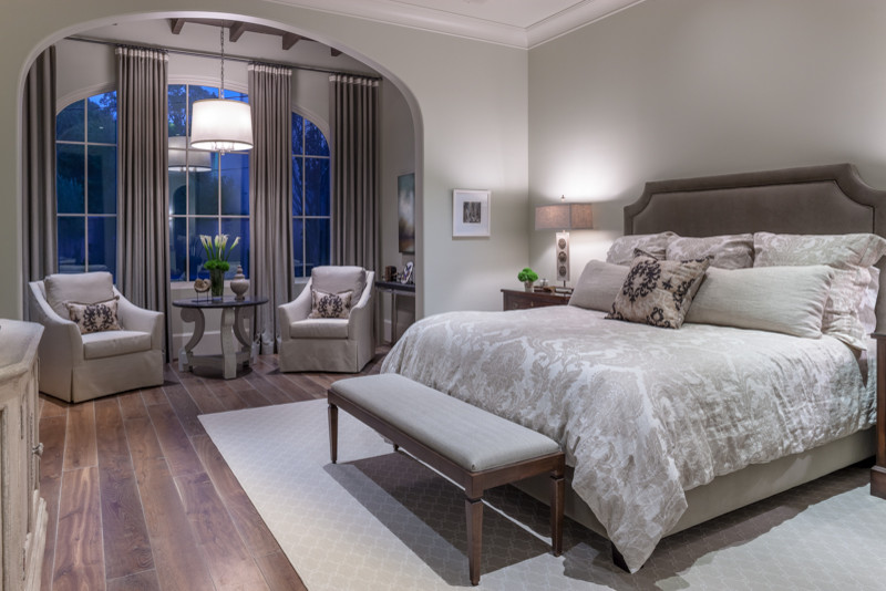 Diseño de dormitorio principal y gris y blanco actual grande sin chimenea con paredes grises y suelo de madera en tonos medios