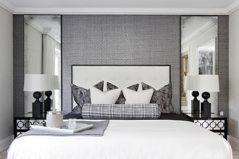 Diseño de dormitorio principal y gris y blanco actual grande con paredes grises, moqueta, suelo beige y papel pintado