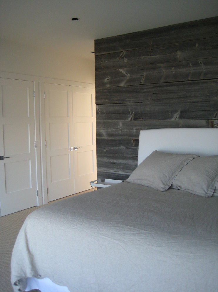 Foto de dormitorio principal marinero grande con paredes blancas, moqueta y suelo blanco