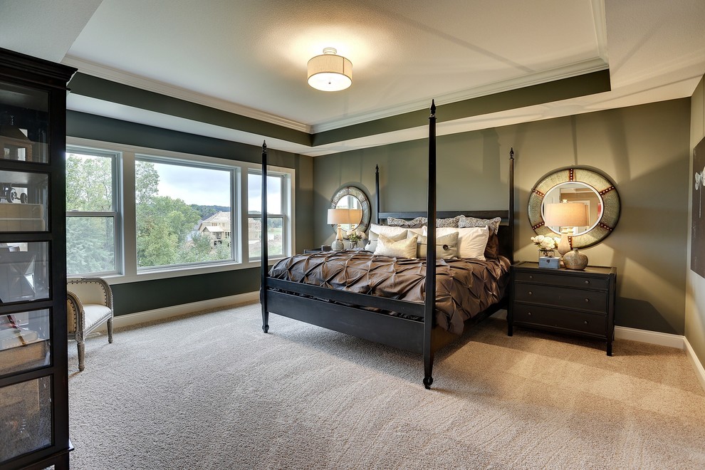 Стильный дизайн: большая хозяйская спальня в стиле неоклассика (современная классика) с зелеными стенами и ковровым покрытием без камина - последний тренд