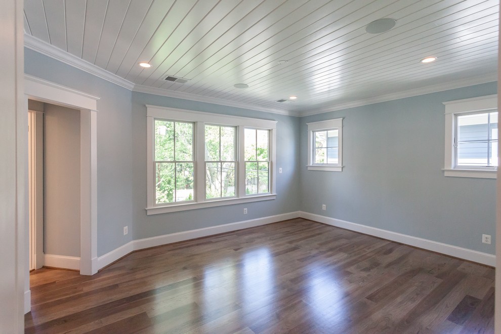 Foto de dormitorio principal campestre con paredes azules, suelo de madera en tonos medios y suelo marrón