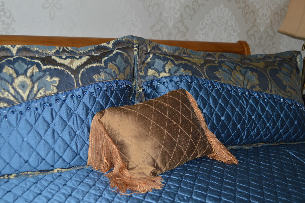 На фото: спальня в стиле неоклассика (современная классика) с