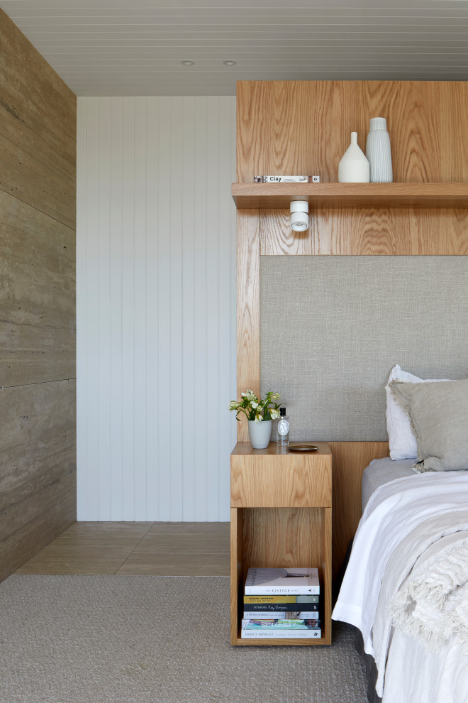 Ejemplo de dormitorio principal, blanco y beige y blanco actual grande con paredes beige, suelo de travertino, suelo beige, machihembrado y panelado