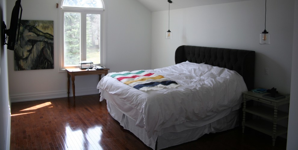 На фото: большая хозяйская спальня в скандинавском стиле с паркетным полом среднего тона и коричневым полом без камина с