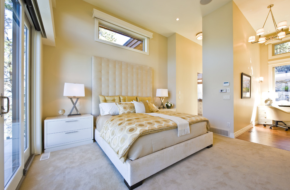 Idéer för funkis sovrum, med beige väggar och heltäckningsmatta