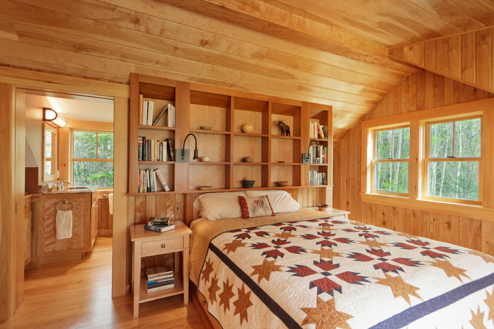 Immagine di una camera matrimoniale classica con pavimento in legno massello medio