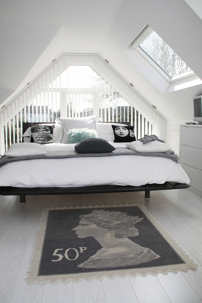 Imagen de dormitorio nórdico con paredes blancas, suelo de madera pintada, suelo gris y techo inclinado