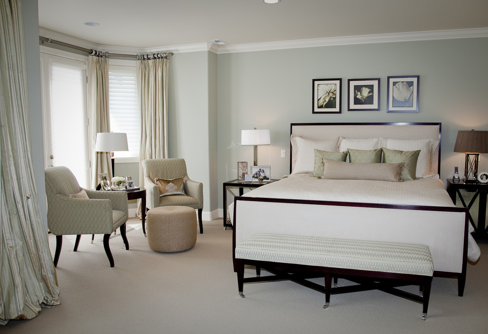 Foto de dormitorio principal clásico renovado de tamaño medio sin chimenea con paredes verdes, moqueta y suelo beige