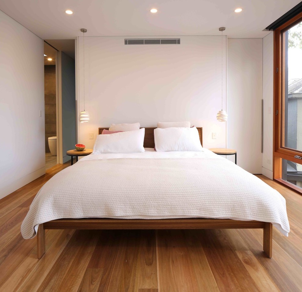 Свежая идея для дизайна: хозяйская спальня в современном стиле с белыми стенами, светлым паркетным полом и коричневым полом - отличное фото интерьера