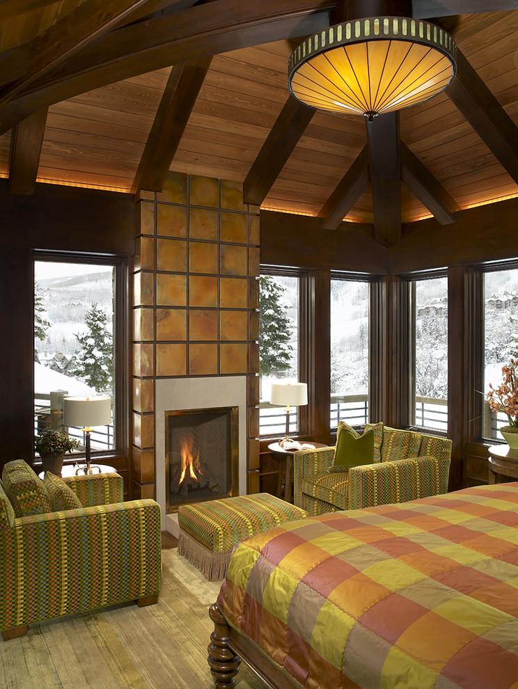 Стильный дизайн: хозяйская спальня в стиле рустика с стандартным камином и фасадом камина из плитки - последний тренд