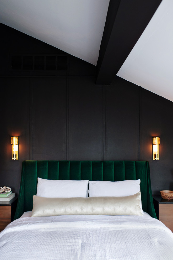 Modernes Hauptschlafzimmer mit schwarzer Wandfarbe, braunem Holzboden, beigem Boden, gewölbter Decke und vertäfelten Wänden in Cincinnati