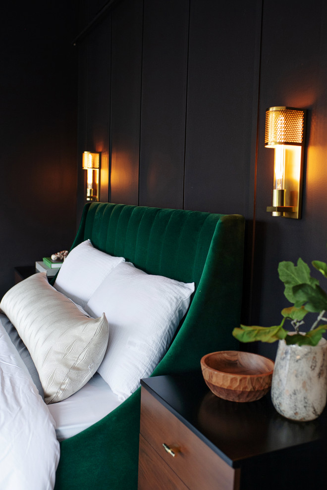 Imagen de dormitorio principal y abovedado moderno con paredes negras, suelo de madera en tonos medios, suelo beige y boiserie