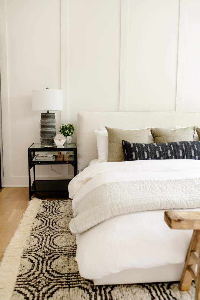 Foto de dormitorio principal contemporáneo con paredes blancas, suelo de madera clara, suelo blanco, bandeja y boiserie