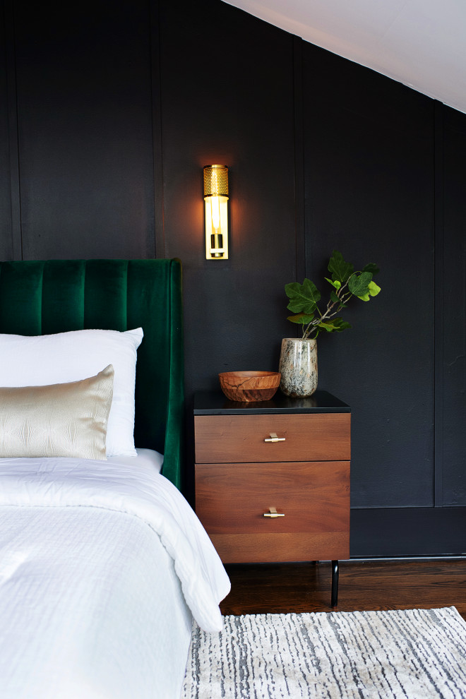 Modelo de dormitorio principal y abovedado moderno con paredes negras, suelo de madera en tonos medios, suelo beige y boiserie