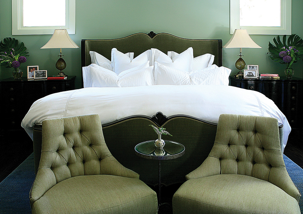 На фото: хозяйская спальня в классическом стиле с зелеными стенами