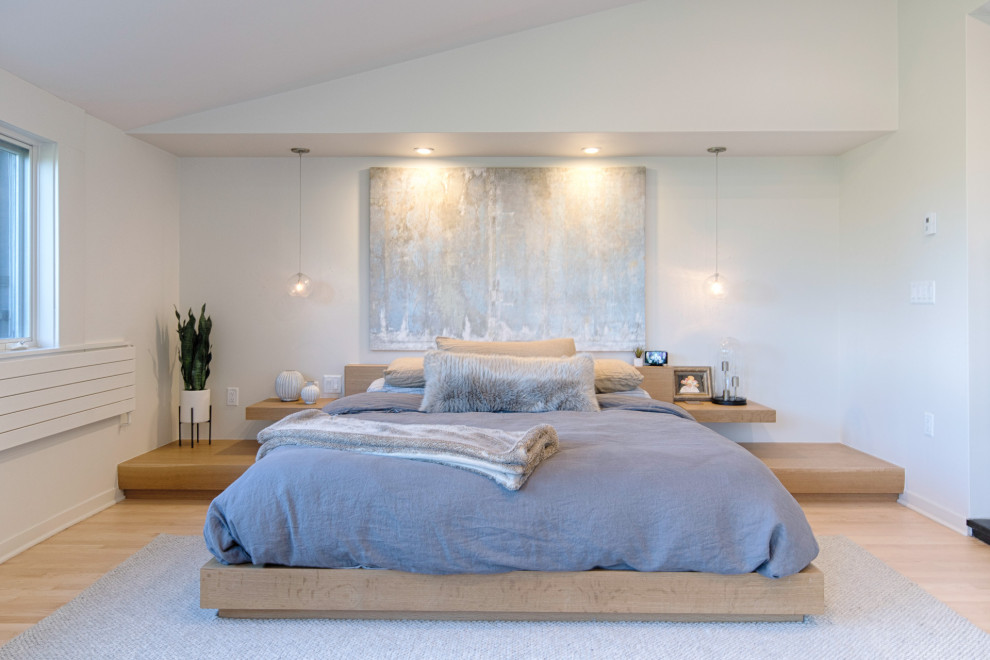 Idéer för funkis sovrum, med vita väggar, ljust trägolv och beiget golv