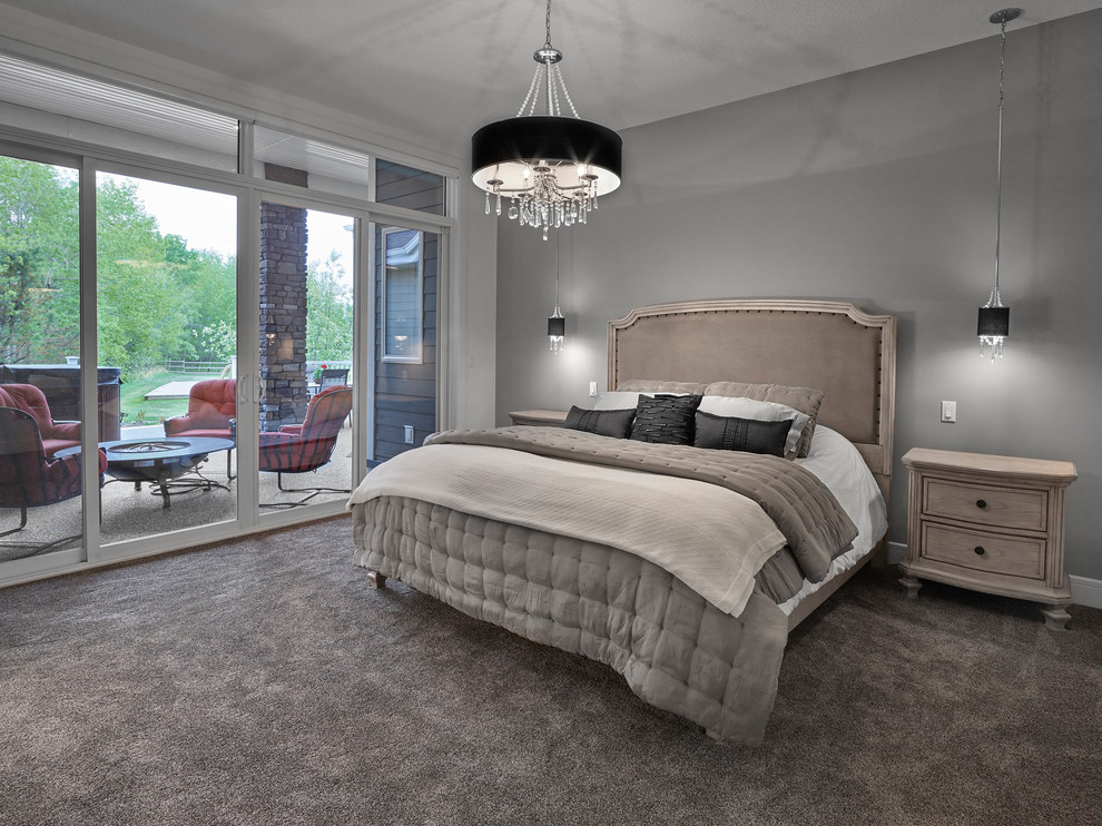Großes Rustikales Hauptschlafzimmer mit grauer Wandfarbe, Teppichboden, grauem Boden, Gaskamin und Kaminumrandung aus Stein in Sonstige