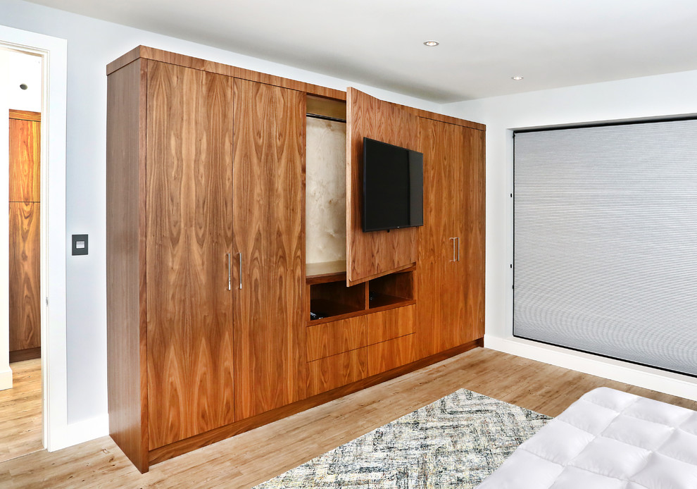 Geräumiges Asiatisches Hauptschlafzimmer mit weißer Wandfarbe, hellem Holzboden und beigem Boden in Vancouver