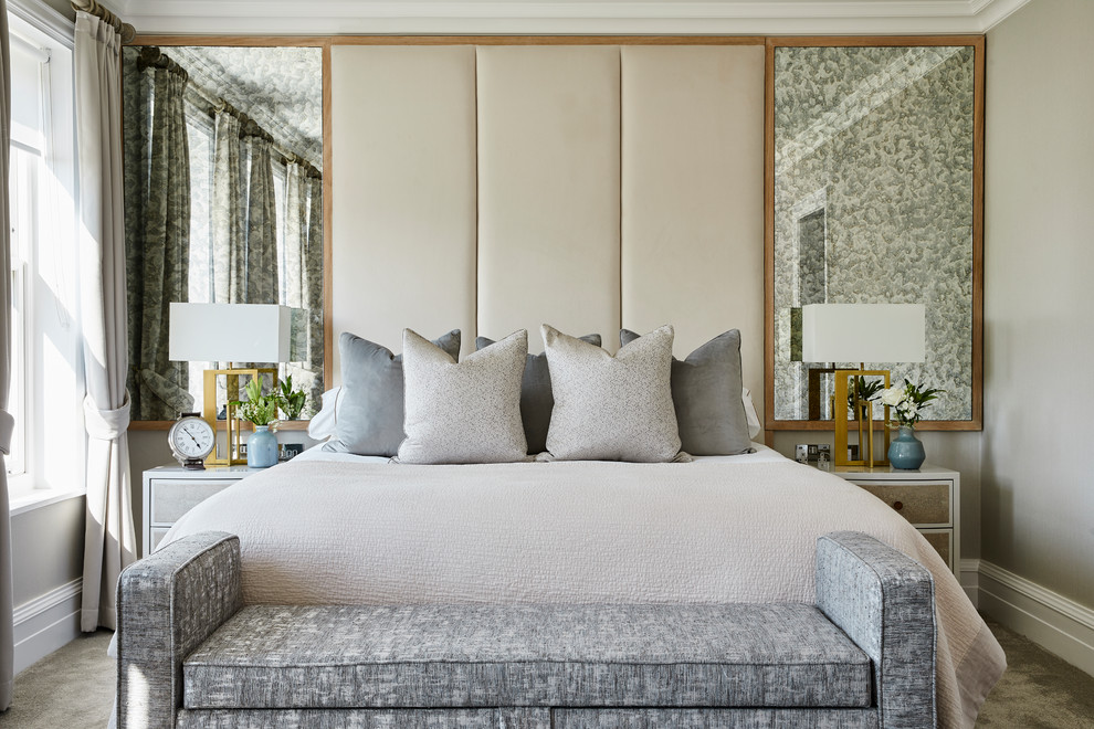 Свежая идея для дизайна: хозяйская спальня в стиле неоклассика (современная классика) с серыми стенами, ковровым покрытием и серым полом без камина - отличное фото интерьера