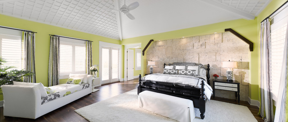 Свежая идея для дизайна: большая хозяйская спальня в морском стиле с зелеными стенами, темным паркетным полом и коричневым полом без камина - отличное фото интерьера