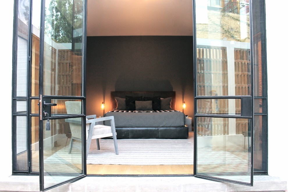Ejemplo de dormitorio principal moderno grande con paredes grises y suelo de madera en tonos medios