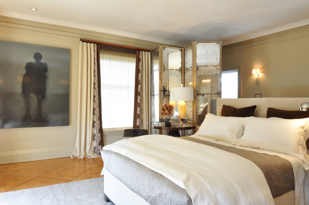 Diseño de dormitorio principal actual con paredes beige y suelo de madera en tonos medios