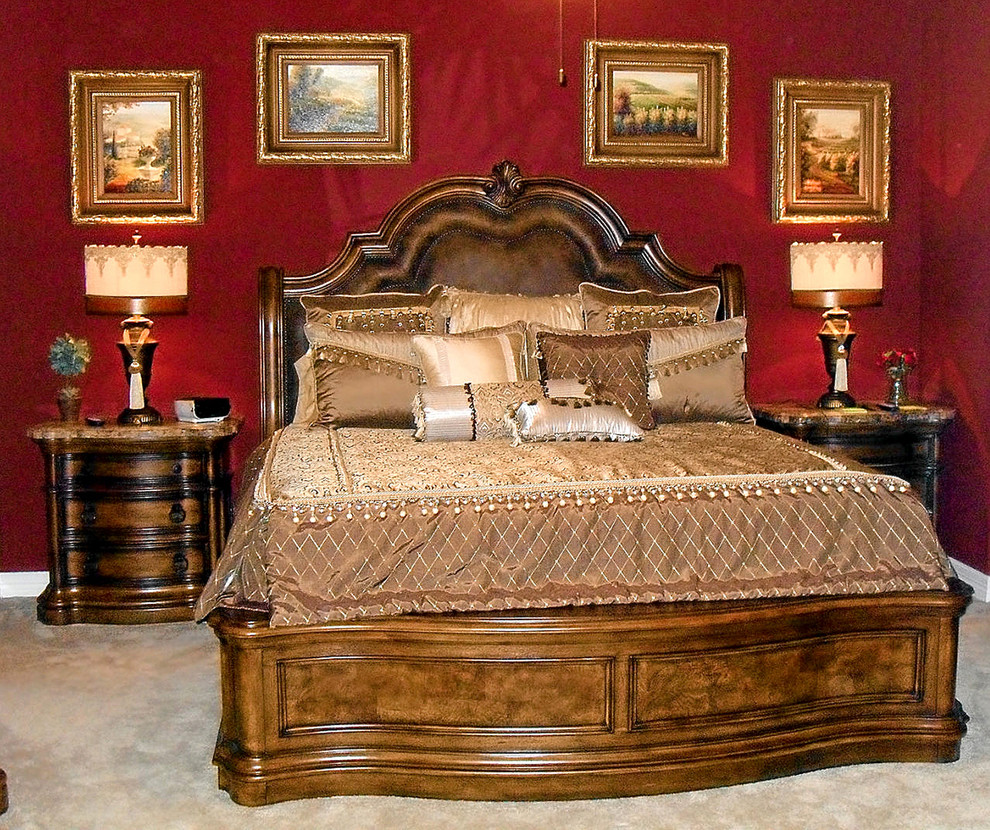 ヒューストンにある中くらいなトラディショナルスタイルのおしゃれな主寝室 (赤い壁、カーペット敷き)