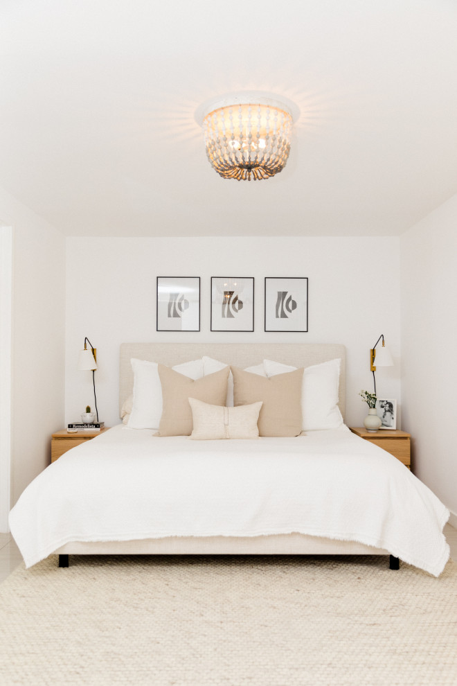 Стильный дизайн: хозяйская спальня среднего размера в скандинавском стиле с белыми стенами, полом из керамической плитки и бежевым полом - последний тренд